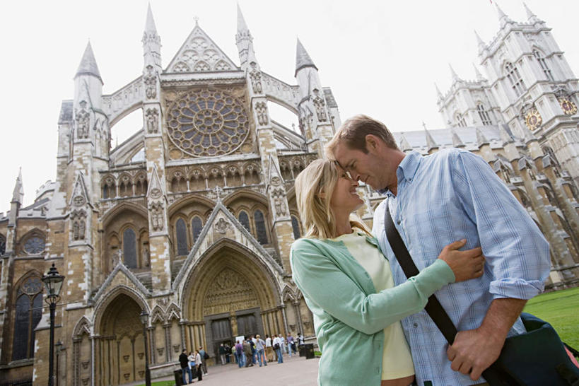 西方人,两个人,教堂,站,抱,笑,微笑,露齿笑,横图,室外,白天,仰视,爱情,旅游,度假,草地,草坪,名胜古迹,植物,标志建筑,地标,建筑,英国,欧洲,伦敦,欧洲人,服装,节日,遗迹,首都,浪漫,注视,休闲装,古迹,文化,文物,娱乐,建设,古建筑,威斯敏斯特大教堂,草,衣服,绿色,观察,看,祈祷,站着,享受,休闲,健康,温暖,温馨,休闲服,旅游胜地,恩爱,放松,许愿,恋人,宗教,服饰,信仰,抱着,观看,纪念,祈求,和睦,察看,搂着,西欧,关注,大不列颠,信念,古文明,大不列颠及北爱尔兰联合王国,大不列颠联合王国,日不落英帝国,圣彼得联合教堂,威斯敏斯特教堂,雾都,西敏寺,平安,男人,男性,年轻男性,年轻女性,女人,女性,白种人,情侣,怀抱,搂,搂抱,相抱,拥抱,站立,半身,彩图,低角度拍摄,大教堂,礼拜堂,伴侣,融洽