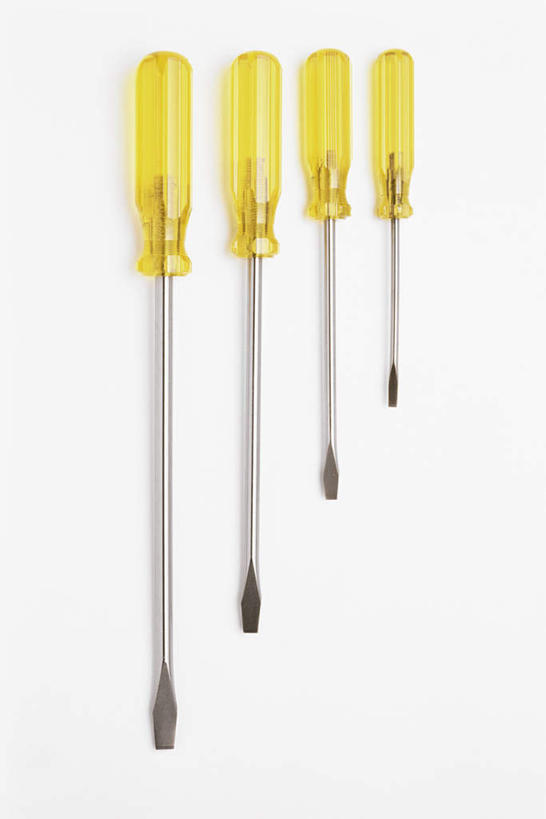 无人,竖图,俯视,室内,特写,白天,白色背景,静物,金属制品,一排,连接,组合,整齐,金属,工具,排列,黄色,四个,摄影,影棚,螺丝刀,起子,链接,五金,紧固,队列,拼接,拼凑,拼合,凑集,聚合,撮合,链结,牢固,改锥,彩图,高角度拍摄,影棚拍摄,拍摄