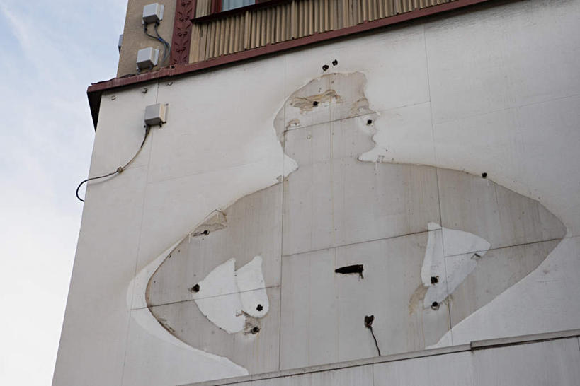 无人,家,横图,室外,白天,仰视,信息,房屋,墙,屋子,洞,云,云朵,公寓,云彩,洋房,楼房,布告,布告栏,墙壁,墙面,住宅,蓝色,白云,蓝天,天空,天,晴朗,通知,公告,传播,消息,公布栏,晴空,彩图,低角度拍摄,房子