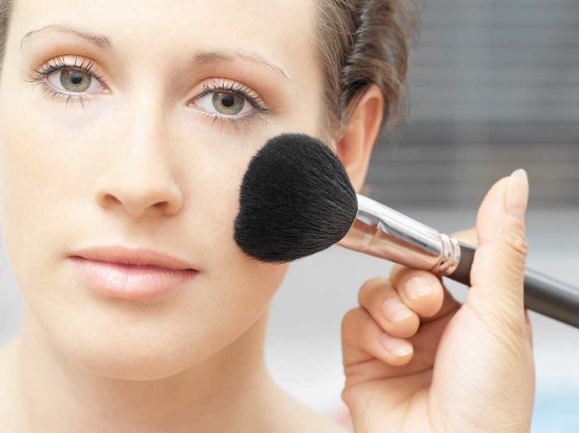 西方人,脸,头,脸颊,手,两个人,横图,室内,特写,白天,正面,化妆,美容,欧洲,欧洲人,护肤,握,朦胧,模糊,墙,注视,顾客,墙壁,墙面,一个,化妆刷,刷子,观察,看,保养,享受,休闲,手部,放松,握着,保健,单个,观看,单手,察看,美容工具,关注,化妆师,养颜,彩妆刷,化妆工具,蜜粉刷,主顾,年轻女性,女人,女性,白种人,头部,脸部,脸蛋,面部,半身,彩图