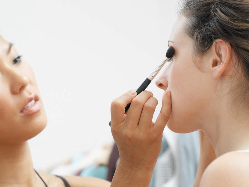 西方人,脸,头,脸颊,手,两个人,闭眼,横图,室内,特写,白天,仰视,化妆,美容,欧洲,欧洲人,双手,护肤,握,朦胧,模糊,墙,注视,顾客,墙壁,墙面,一个,化妆刷,刷子,观察,看,保养,享受,休闲,手部,放松,握着,保健,单个,观看,察看,美容工具,关注,化妆师,养颜,彩妆刷,化妆工具,蜜粉刷,主顾,年轻女性,女人,女性,白种人,头部,脸部,脸蛋,面部,闭眼睛,闭着眼,闭着眼睛,半身,彩图,低角度拍摄