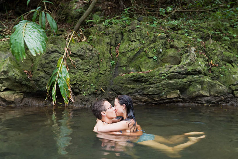 西方人,腿部,脚,脚趾,脚趾甲,腿,两个人,吻,横图,室外,白天,侧面,泳装,比基尼,爱情,草地,草坪,河流,石头,水,植物,欧洲,欧洲人,石子,河水,水流,青苔,苔藓,浪漫,光脚,裸露,相视,草,绿色,温暖,温馨,面对面,赤脚,恩爱,恋人,对视,和睦,裸,相对,相看,男人,男性,年轻男性,年轻女性,女人,女性,白种人,脚指甲,情侣,石块,岩石,亲,亲吻,彩图,全身,三点式,泳衣,伴侣,融洽