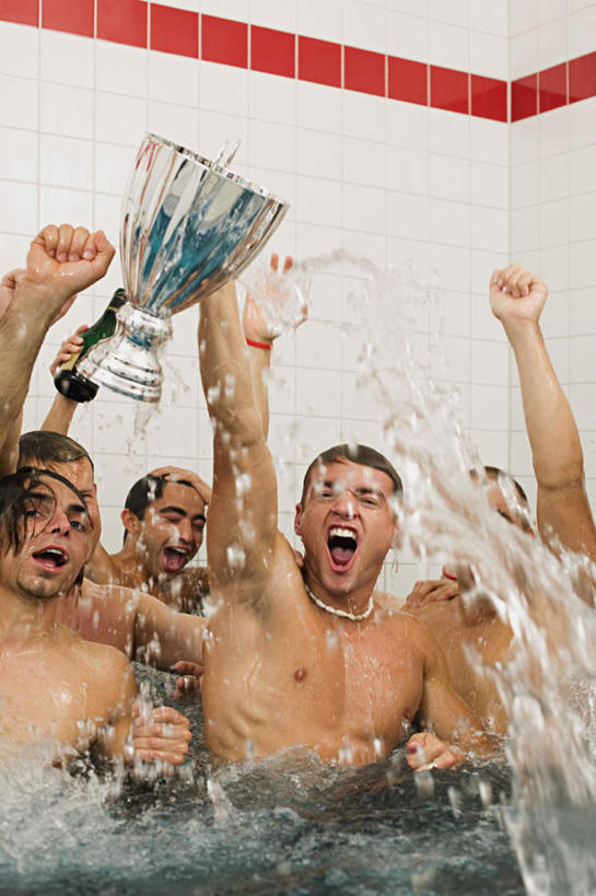 葡萄酒,西方人,伙伴,朋友,运动员,站,举,笑,大笑,竖图,室内,白天,白色背景,正面,奢侈,快乐,兴奋,友谊,合作,团队,水,卫生间,浴室,重庆,欧洲,中国,欧洲人,亚洲,五个人,握,飞溅,溅,液体,水滴,许多人,浪漫,拿,拿着,注视,裸露,酒,水珠,饮料,香槟,观察,看,托,站着,张嘴,一群人,诱惑,战略,握着,摄影,影棚,观看,察看,关注,喷洒,裸,张大嘴巴,东亚,中华人民共和国,西南地区,哈哈大笑,联合,合谋,气泡酒,起泡酒,汽酒,重庆市,渝,江北区,配合,协作,男人,男性,年轻男性,白种人,淋浴房,张开嘴,体育运动员,运动选手,举起,举手,举着,向上举,向上伸,向上托,站立,半身,彩图,影棚拍摄,高兴,欢笑,狂笑,拍摄,冲凉房,沐浴间,沐浴室