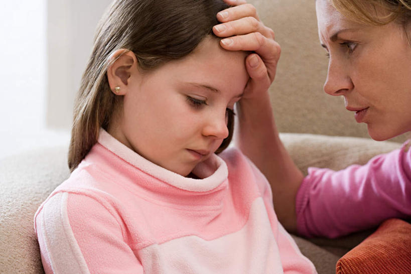 西方人,儿童,脸,头,脸颊,手,两个人,家庭,母亲,女儿,客厅,坐,摸,横图,室内,特写,白天,侧面,纯洁,靠垫,沙发,欧洲,欧洲人,抚摸,服装,朦胧,模糊,墙,靠枕,注视,休闲装,肩膀,墙壁,墙面,小孩,衣服,白色,垫子,枕头,低头,观察,看,休闲,难受,温暖,温馨,母女,一家人,手部,休闲服,可爱,母爱,童年,童趣,忧伤,服饰,观看,单手,和睦,察看,起居室,难过,尴尬,关注,痛苦,发烧,惆怅,布艺沙发,童真,烂漫,无邪,发热,客堂,丢脸,难熬,难得,难堪,难看,为难,天真,年轻女性,女孩,女人,女性,白种人,孩子,年轻人,头部,脸部,脸蛋,面部,触摸,接触,坐着,半身,彩图,融洽,女生