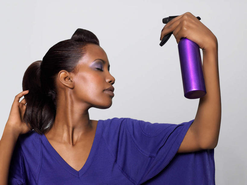 西方人,脸,头,脸颊,一个人,站,举,闭眼,横图,室内,特写,白天,白色背景,正面,化妆,美容,欧洲,非洲,黑人,欧洲人,仅一个年轻女性,仅一个女性,仅一个人,护肤,握,服装,喷雾,拿,拿着,休闲装,衣服,蓝色,瓶子,塑料制品,托,站着,保养,享受,休闲,休闲服,塑料瓶,放松,握着,保健,摄影,服饰,影棚,养颜,年轻女性,女人,女性,非洲人,头部,脸部,脸蛋,面部,闭眼睛,闭着眼,闭着眼睛,举起,举手,举着,向上举,向上伸,向上托,站立,半身,彩图,影棚拍摄,拍摄