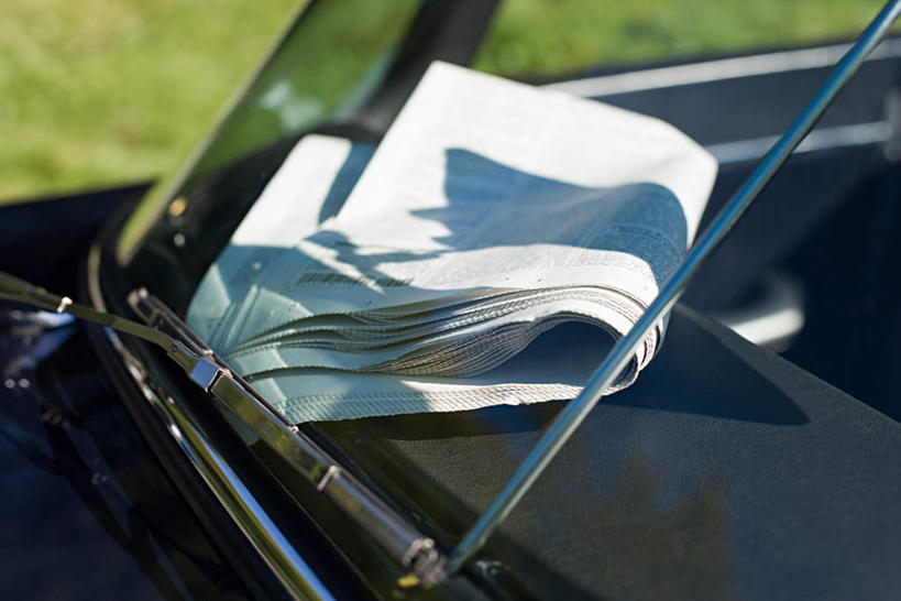 无人,横图,室外,特写,白天,正面,阅读,窗户,汽车,报纸,学习,阴影,光线,标志,数字,文字,影子,雨刷器,字符,雨刷,指针,标识,玻璃窗,车,阳光,车窗,交通工具,轿车,看,浏览,阿拉伯数字,雨刮器,载具,仪表盘,刮雨器,彩图