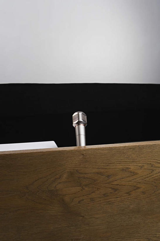 无人,会议室,竖图,室内,特写,白天,正面,桌子,阴影,光线,影子,办公桌,墙,墙壁,墙面,话筒,讲台,麦克风,扩音器,传声器,微音器,彩图