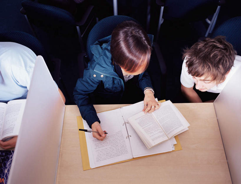 西方人,三个人,伙伴,朋友,坐,横图,俯视,室内,白天,友谊,桌子,欧洲,欧洲人,握,服装,笔,办公用品,注视,休闲装,书桌,文具,衣服,课桌,学习用品,低头,观察,看,休闲,功课,同学,休闲服,握着,服饰,作业,观看,文具用品,一支,察看,书写,校友,关注,同窗,学友,垂头,誊写,友情,男人,男性,年轻男性,年轻女性,女人,女性,白种人,坐着,半身,彩图,高角度拍摄