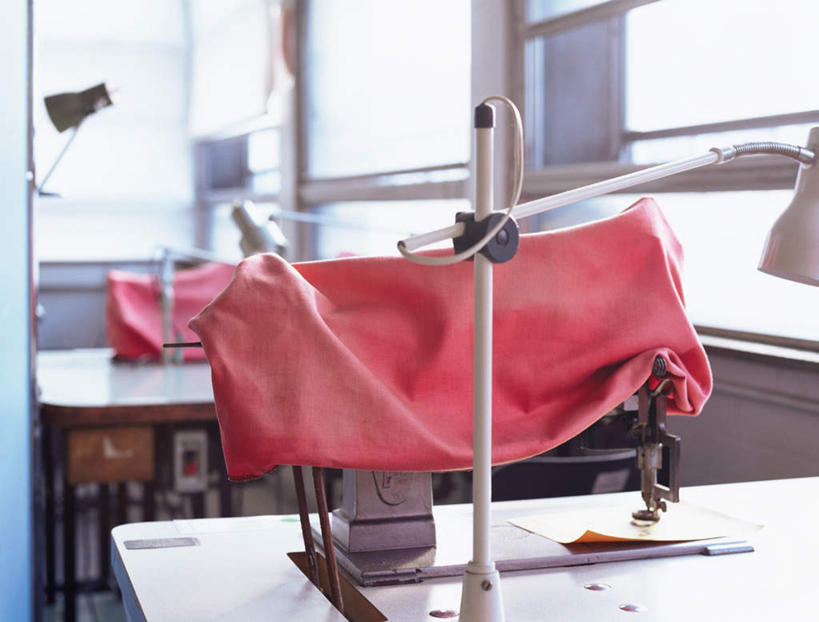 无人,学校,横图,室内,白天,正面,台灯,桌子,静物,照明,阴影,花纹,朦胧,模糊,反射,布,图案,影子,灯光,布纹,书桌,校园,灯,缝纫机,课桌,灯具,教室,布匹,照亮,照明设备,彩图