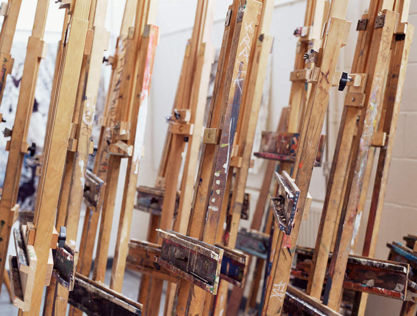 无人,横图,室内,特写,白天,正面,绘画,静物,一排,许多,艺术,整齐,墙,美术用品,画架,墙壁,墙面,排列,白色,美术,队列,绘画工具,彩图