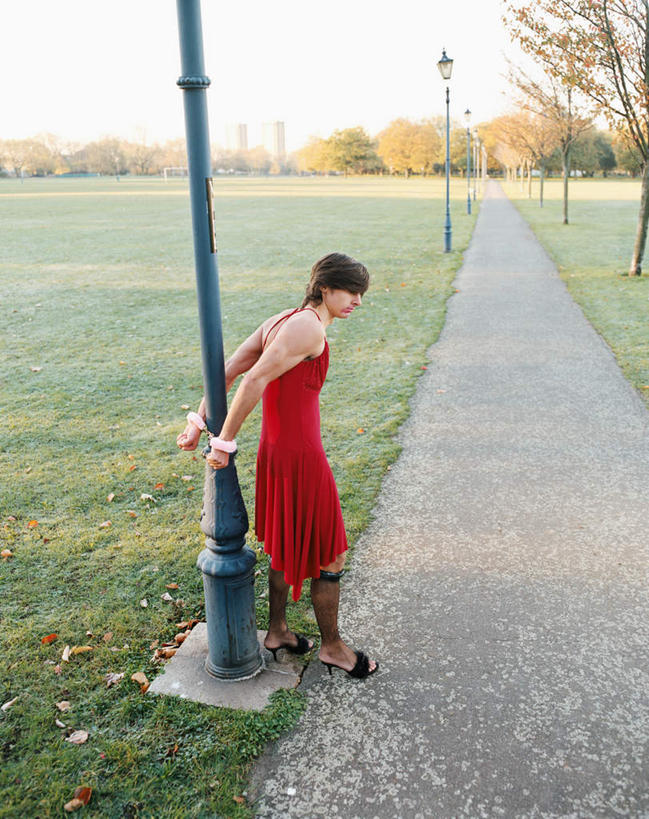 西方人,一个人,站,竖图,室外,白天,侧面,高跟鞋,裙子,时尚,草地,草坪,植物,道路,路,路灯,手铐,鞋子,照明,欧洲,欧洲人,仅一个男性,仅一个人,关闭,连衣裙,朦胧,模糊,工具,小路,灯光,交通,注视,袜子,灯,草,树,树木,仅一个年轻男性,红色,绿色,天空,自然,天,低头,观察,看,站着,生长,晴朗,成长,观看,丝袜,禁止,照亮,察看,捕捉,逮捕,拘捕,束缚,照明设备,关注,时髦,限制,捕获,背手,万里无云,警具,警械,押解,缉捕,搜捕,捉拿,拘留,拘系,拘押,拘禁,禁制,两盏,时兴,男人,男性,年轻男性,白种人,晴空,晴空万里,站立,彩图,全身