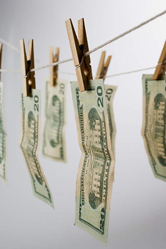 无人,竖图,室内,特写,白天,白色背景,正面,钱,美元,静物,一排,吊挂,悬挂,阴影,朦胧,模糊,整齐,反射,木制,标志,钱币,数字,文字,影子,字符,美金,挂,标识,排列,夹子,晾衣绳,木制品,绳子,钞票,金融,纸币,摄影,阿拉伯数字,影棚,经济,队列,流通,纸钞,贸易,衣夹,五张,货币,现金,彩图,影棚拍摄,拍摄