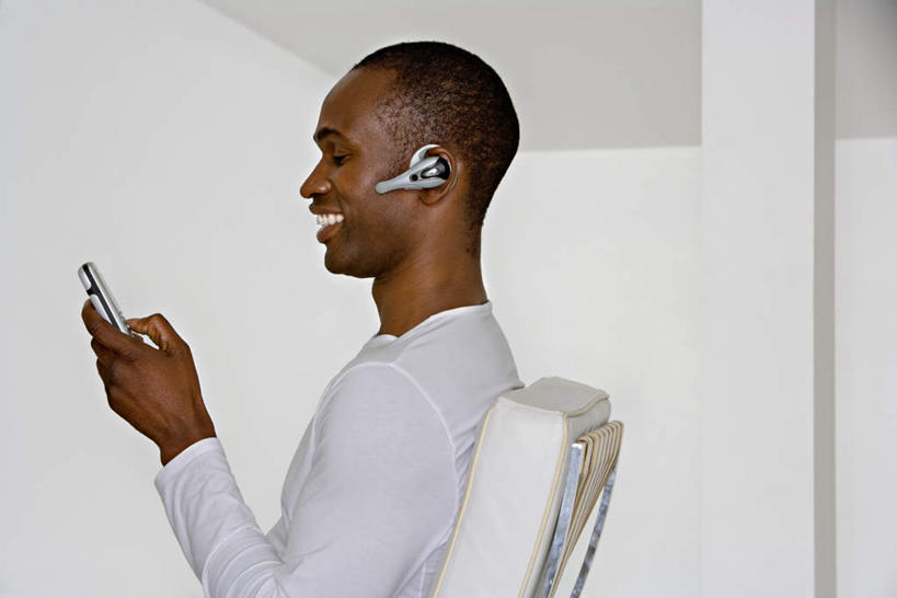 西方人,一个人,坐,笑,打电话,微笑,露齿笑,横图,室内,白天,侧面,电话,手机,椅子,欧洲,非洲,黑人,欧洲人,仅一个男性,仅一个人,握,服装,墙,拿,拿着,注视,休闲装,通讯设备,墙壁,墙面,仅一个年轻男性,衣服,白色,会议椅,观察,看,休闲,休闲服,握着,服饰,观看,办公椅,察看,关注,蓝牙,商务椅,培训椅,交流,男人,男性,年轻男性,非洲人,沟通,通话,坐着,半身,彩图