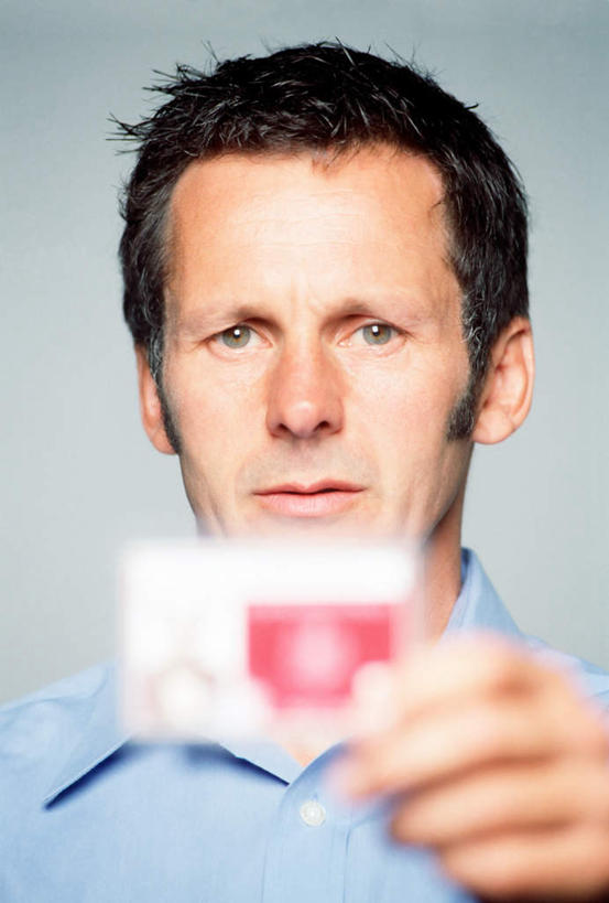 西方人,脸,头,脸颊,手,一个人,竖图,室内,特写,白天,正面,衬衫,欧洲,欧洲人,仅一个男性,仅一个人,仅一个中年男性,握,灰色背景,英文,标志,文字,字符,字母,拿,拿着,注视,标识,肩膀,蓝色,观察,看,手部,握着,摄影,影棚,观看,英文字母,单手,察看,关注,身份证,男人,男性,中年男性,白种人,头部,脸部,脸蛋,面部,半身,彩图,影棚拍摄,衬衣,拍摄