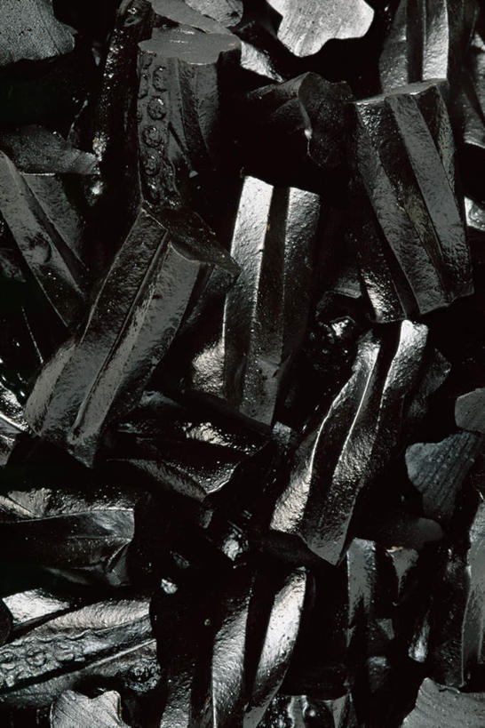 无人,竖图,俯视,室内,特写,白天,植物,桌面,桌子,一堆,许多,堆叠,堆积,木制,食品,糖,糖果,甜点,甜品,草药,药草,软糖,很多,中药,食物,黑色,木制品,甜食,摄影,影棚,堆,甘草,药材,中草药,中药材,本草,生甘草,彩图,高角度拍摄,影棚拍摄,拍摄