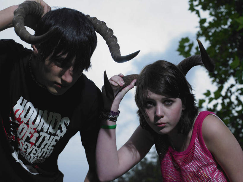 西方人,两个人,站,横图,室外,白天,仰视,爱情,植物,欧洲,欧洲人,握,服装,云,云朵,浪漫,云彩,注视,休闲装,树,树木,衣服,蓝色,绿色,白云,蓝天,天空,自然,天,观察,看,站着,休闲,温暖,温馨,休闲服,恩爱,握着,恋人,服饰,生长,晴朗,成长,观看,和睦,察看,关注,牛角,男人,男性,年轻男性,年轻女性,女人,女性,白种人,情侣,晴空,站立,半身,彩图,低角度拍摄,伴侣,融洽