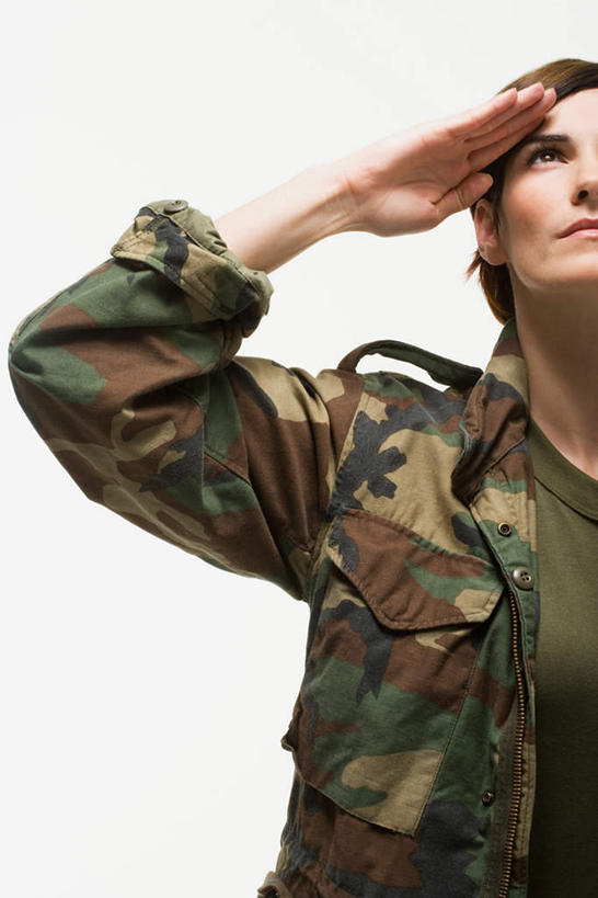 西方人,一个人,站,竖图,室内,白天,白色背景,正面,制服,欧洲,欧洲人,仅一个女性,仅一个人,士兵,注视,衣服,观察,看,站着,仅一个中年女性,摄影,影棚,观看,军人,察看,敬礼,军装,关注,军服,兵士,女人,女性,中年女性,白种人,站立,半身,彩图,影棚拍摄,拍摄