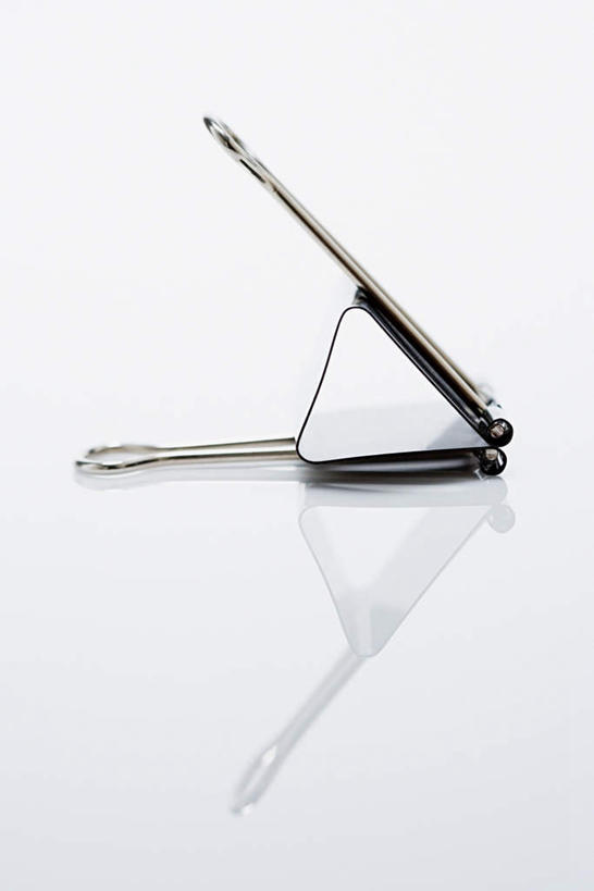 无人,竖图,室内,特写,白天,白色背景,正面,静物,阴影,不锈钢,反射,不锈钢制品,影子,办公用品,文具,一个,夹子,摄影,影棚,单个,办公设备,文具用品,文化工具,彩图,影棚拍摄,拍摄