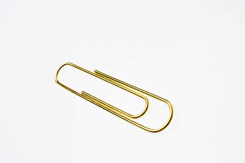 无人,横图,俯视,室内,特写,白天,白色背景,静物,金属制品,金属,办公用品,回形针,一个,学习用品,金色,摄影,影棚,单个,文具用品,曲别针,彩图,高角度拍摄,影棚拍摄,拍摄