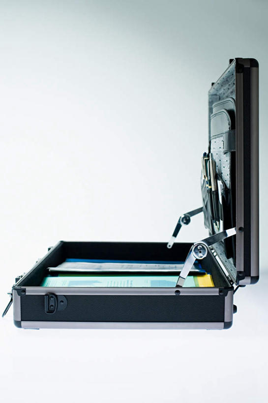 无人,竖图,室内,特写,白天,白色背景,正面,静物,许多,阴影,整齐,反射,包,笔,材料,档案,公文包,文件,影子,办公用品,水笔,文具,一个,学习用品,资料,摄影,影棚,单个,公事包,整洁,文具用品,文档,参差,划一,彩图,影棚拍摄,拍摄