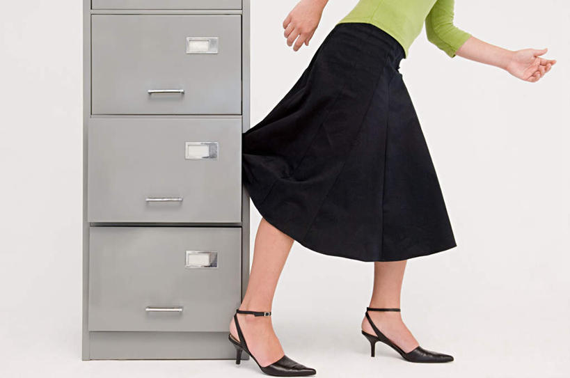 西方人,一个人,商务人士,商务女性,办公室,走,横图,室内,白天,白色背景,侧面,高跟鞋,裙子,时尚,柜子,鞋子,欧洲,欧洲人,仅一个年轻女性,仅一个女性,仅一个人,套装,墙,储物柜,扭头,长裙,墙壁,墙面,一个,白色,转头,摄影,影棚,单个,半身裙,储存,尴尬,时髦,商务装,工薪阶层,时兴,难堪,储备,蕴藏,贮备,年轻女性,女人,女性,白种人,白领,上班族,步行,散步,走路,半身,彩图,影棚拍摄,拍摄,贮存