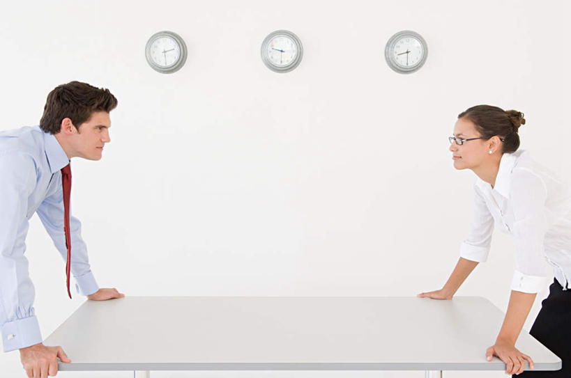 西方人,两个人,同事,商务人士,商务男性,商务女性,办公室,站,横图,室内,白天,白色背景,侧面,衬衫,成功,合作,团队,集体,信心,家具,桌子,欧洲,欧洲人,一排,撑,套装,整齐,冲突,时间,时钟,眼镜,办公桌,墙,计时,注视,队伍,墙壁,墙面,排列,三个,白色,挂钟,钟表,观察,看,站着,表,摄影,影棚,观看,争吵,察看,领导,撑着,成就,队列,关注,商务装,争执,合伙,领袖,近视眼镜,工薪阶层,办公家具,争持,争辩,男人,男性,年轻男性,年轻女性,女人,女性,白种人,白领,上班族,钟,辩论,站立,半身,彩图,影棚拍摄,衬衣,拍摄