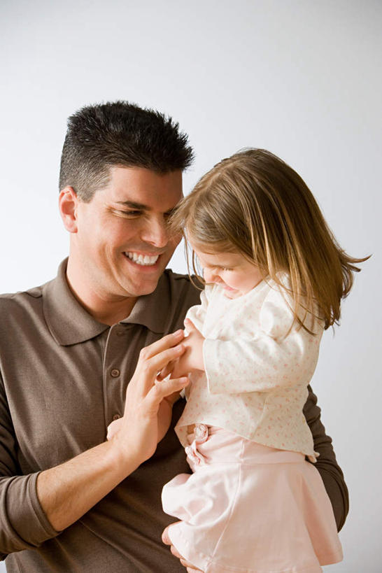 西方人,儿童,中年人,两个人,家庭,父亲,女儿,站,笑,微笑,露齿笑,竖图,室内,白天,白色背景,正面,纯洁,欧洲,欧洲人,握,服装,拿,拿着,注视,休闲装,小孩,衣服,观察,看,站着,休闲,温暖,温馨,父女,一家人,休闲服,父爱,可爱,童年,童趣,握着,摄影,服饰,影棚,观看,挠,和睦,察看,关注,童真,烂漫,无邪,天真,男人,男性,女孩,中年男性,白种人,孩子,站立,半身,彩图,影棚拍摄,拍摄,融洽,女生