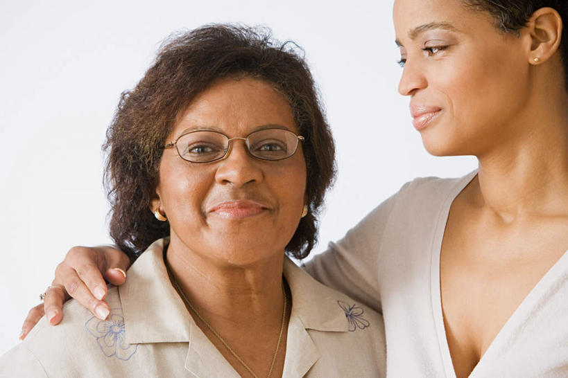 西方人,脸,头,脸颊,两个人,家庭,母亲,女儿,笑,微笑,横图,室内,特写,白天,白色背景,侧面,欧洲,非洲,黑人,欧洲人,一副,服装,时间,时钟,手表,眼镜,墙,计时,注视,休闲装,肩膀,墙壁,墙面,一个,衣服,白色,钟表,观察,看,休闲,温暖,温馨,母女,一家人,休闲服,表,母爱,搭,摄影,服饰,影棚,单个,观看,腕表,安慰,和睦,察看,抚慰,慰藉,搭着,关注,近视眼镜,劝慰,老年女性,女人,女性,中年女性,非洲人,头部,脸部,脸蛋,面部,钟,半身,彩图,影棚拍摄,拍摄,融洽