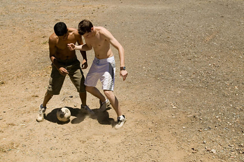 西方人,两个人,伙伴,朋友,站,横图,俯视,室外,白天,友谊,足球,欧洲,欧洲人,抢,阴影,裤子,时间,光线,时钟,手表,影子,足球装备,计时,注视,运动器械,阳光,钟表,观察,看,站着,表,健身器械,观看,腕表,察看,关注,健身器材,蹴鞠,友情,足球运动,男人,男性,年轻男性,白种人,钟,站立,彩图,高角度拍摄,全身,运动器材