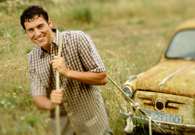 西方人,一个人,站,笑,微笑,露齿笑,横图,室外,白天,正面,草地,草坪,植物,汽车,欧洲,欧洲人,仅一个男性,仅一个人,一辆,服装,朦胧,模糊,生锈,注视,休闲装,车,草,仅一个年轻男性,衣服,绿色,绳子,交通工具,轿车,观察,看,站着,休闲,休闲服,拖,服饰,观看,绳索,腐蚀,侵蚀,察看,关注,载具,腐化,锈迹斑斑,男人,男性,年轻男性,白种人,站立,半身,彩图