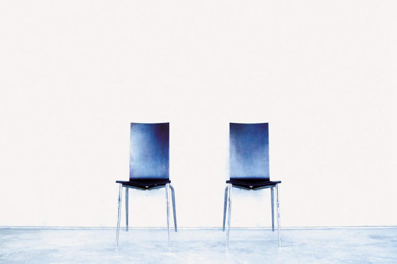 无人,横图,室内,白天,白色背景,正面,地板,静物,椅子,墙,地面,两把,墙壁,墙面,白色,会议椅,办公椅,商务椅,培训椅,彩图