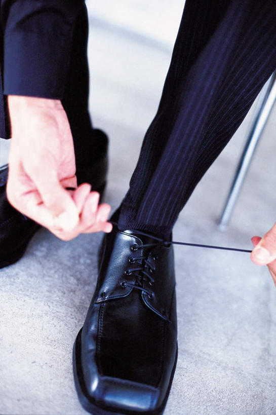 西方人,手,一个人,商务人士,商务男性,竖图,俯视,室内,特写,白天,鞋,衬衫,鞋子,欧洲,欧洲人,双手,仅一个男性,仅一个人,一双,握,套装,皮革,仅一个年轻男性,手部,握着,系,商务装,工薪阶层,男人,男性,年轻男性,白种人,白领,上班族,半身,彩图,高角度拍摄,衬衣,皮鞋
