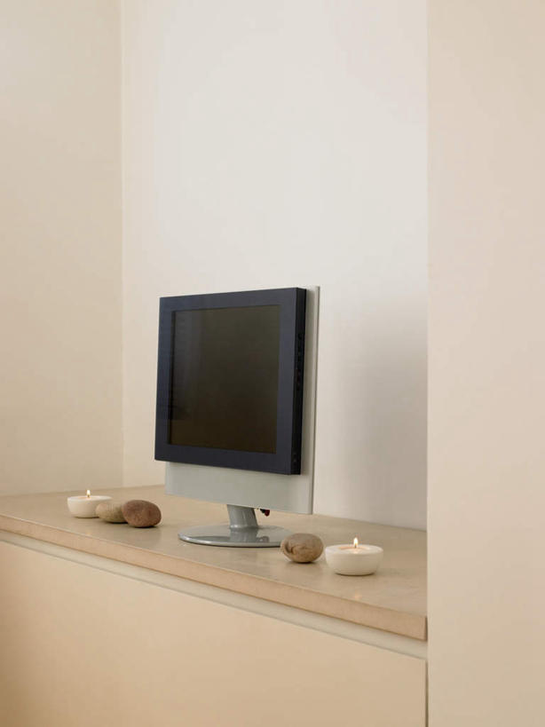 无人,竖图,室内,白天,正面,石头,桌面,桌子,电视,环保,木制,石子,墙,墙壁,墙面,绿色,木制品,液晶电视,鹅卵石,清晰,轻薄,能源,回收,资源,彩电,按摩石,利用,便携,低碳,循环,彩色电视机,持续,电视机,石块,彩图,高清