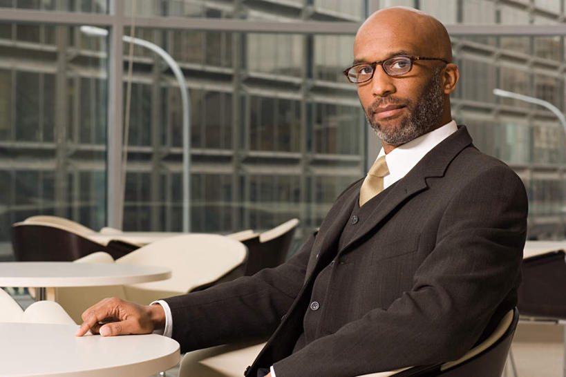 西方人,一个人,商务人士,商务男性,高楼大厦,坐,横图,室内,白天,侧面,衬衫,餐桌,窗户,落地窗,桌子,大厦,建筑,路灯,摩天大楼,椅子,照明,欧洲,非洲,黑人,欧洲人,仅一个男性,仅一个人,仅一个中年男性,套装,眼镜,木椅,灯光,扭头,注视,玻璃窗,灯,扶,观察,看,靠,靠着,转头,餐台,观看,照亮,察看,扶着,照明设备,关注,商务装,近视眼镜,工薪阶层,两盏,男人,男性,中年男性,非洲人,白领,上班族,坐着,半身,彩图,衬衣,大楼,高层建筑,高楼,摩天楼