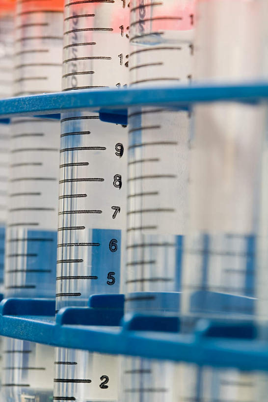 无人,竖图,室内,特写,白天,正面,实验,仪器,杯子,一排,研究,整齐,透明,分析,化学,测试,量筒,实验室,研究室,玻璃制品,排列,玻璃瓶,瓶子,器皿,队列,计量,试验室,玻璃仪器,试验耗材,实验用品,玻璃杯,彩图