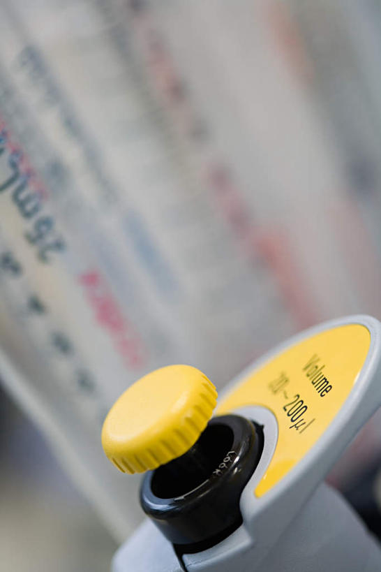 无人,竖图,室内,特写,白天,正面,实验,仪器,杯子,朦胧,模糊,研究,透明,分析,化学,测试,量筒,试管架,架子,玻璃制品,玻璃瓶,瓶子,器皿,计量,玻璃仪器,试验耗材,实验用品,玻璃杯,彩图