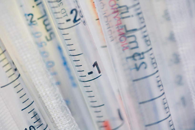 无人,横图,室内,特写,白天,正面,实验,仪器,杯子,朦胧,模糊,研究,透明,分析,化学,测试,标志,量筒,数字,文字,字符,刻度,标识,玻璃制品,玻璃瓶,瓶子,器皿,阿拉伯数字,计量,玻璃仪器,试验耗材,实验用品,玻璃杯,彩图