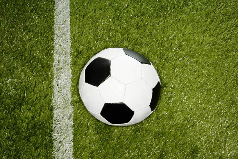 无人,横图,俯视,室外,特写,白天,足球,草地,草坪,植物,分界线,足球装备,草,一个,绿色,白色,单个,标线,蹴鞠,足球运动,彩图,高角度拍摄