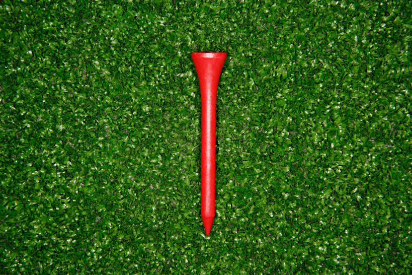 无人,横图,室内,特写,白天,正面,草地,草坪,植物,静物,绿色背景,运动器械,草,一个,红色,绿色,健身器械,平衡,摄影,球托,影棚,单个,支撑,健身器材,高尔夫运动,支持,彩图,影棚拍摄,拍摄,运动器材