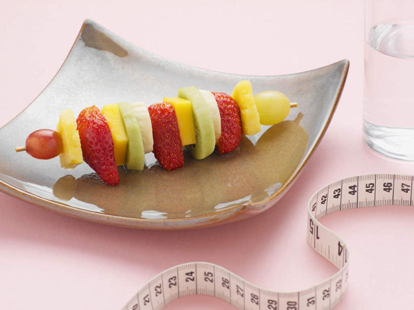 无人,横图,俯视,室内,特写,白天,水,装修,建筑,菠萝,草莓,浆果,猕猴桃,葡萄,香蕉,杯子,餐具,水果,一排,许多,切开,阴影,新鲜,整齐,反射,测量,碟子,盘,皮尺,液体,影子,刻度,陶瓷,生食,食品,果实,陶瓷制品,烤肉,饮用水,玻璃制品,食物,排列,一个,盘子,尺,软尺,水杯,碟,矿泉水,切,有机食品,绿色食品,单个,测量工具,尺子,队列,剖面,蒸馏水,切面,量具,量仪,塑料卷尺,纤维尺,纤维圆尺,圆尺,玻璃杯,洋莓,水果皇后,山葫芦,奇异果,蒲桃,猕猴梨,红莓,甘蕉,凤梨,地莓,草龙珠,彩图,高角度拍摄