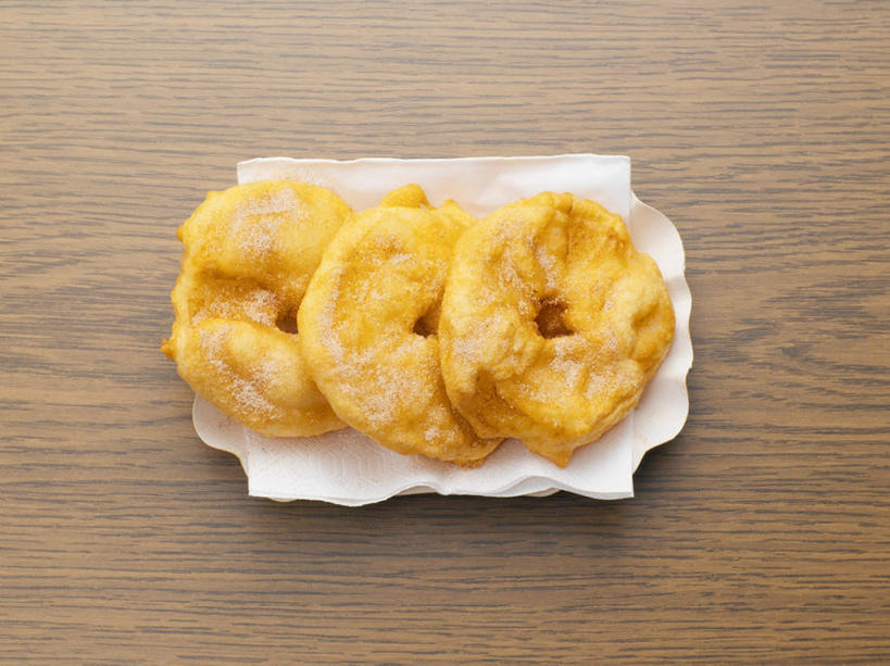 无人,横图,俯视,室内,特写,白天,餐桌,桌子,餐具,一排,阴影,整齐,反射,碟子,盘,影子,陶瓷,调料,糖,陶瓷制品,调味品,调味料,排列,三个,一个,黄色,盘子,碟,单个,餐台,堆,队列,南瓜饼,彩图,高角度拍摄