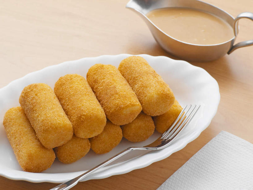 无人,横图,俯视,室内,特写,白天,餐桌,桌子,餐具,金属制品,一把,一排,许多,阴影,整齐,反射,金属,叉子,碟子,盘,影子,陶瓷,调料,酱料,酱汁,佐料,陶瓷制品,调味品,调味料,酱,排列,一个,盘子,容器,碟,碗,纸巾,单个,餐台,储藏,堆,储存,队列,玉米棒,餐叉,进餐用具,彩图,高角度拍摄,贮存