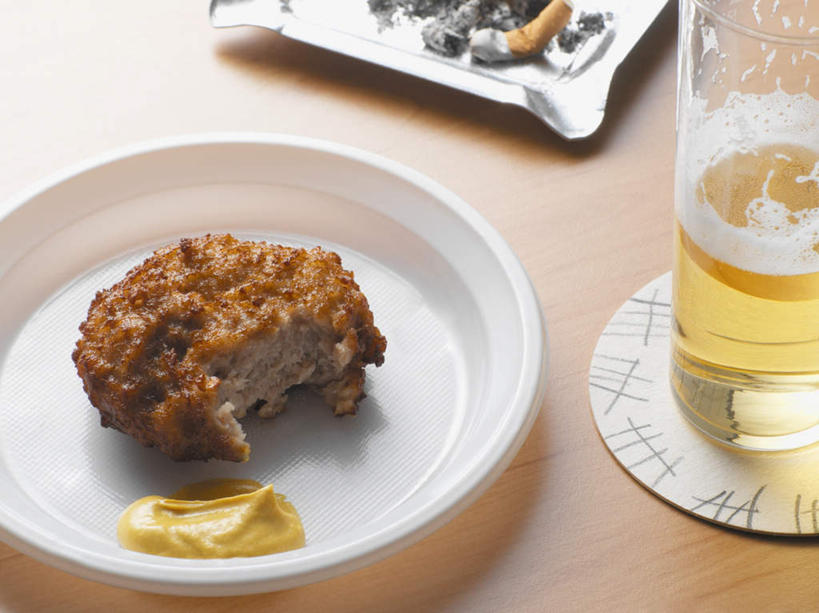 啤酒,无人,横图,俯视,室内,特写,白天,餐桌,桌子,猪,杯子,香烟,餐具,金属制品,阴影,反射,金属,碟子,盘,影子,塑料,调料,酱料,酱汁,油炸,佐料,酒类,调味品,一杯,调味料,猪排,酱,玻璃制品,酒,饮料,一个,动物,盘子,水杯,塑料制品,碟,烟,家畜,牲畜,单个,餐台,烟灰缸,一支,肉排,烟碟,烟盅,玻璃杯,卷烟,烟草,纸烟,彩图,高角度拍摄