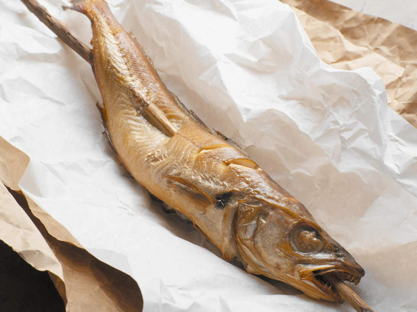 无人,横图,俯视,室内,特写,白天,一条,阴影,反射,包装,包装纸,影子,纸,烤鱼,纸张,三张,鲔鱼,金枪鱼,木棍,吞拿鱼,包装材料,牛皮纸,彩图,高角度拍摄