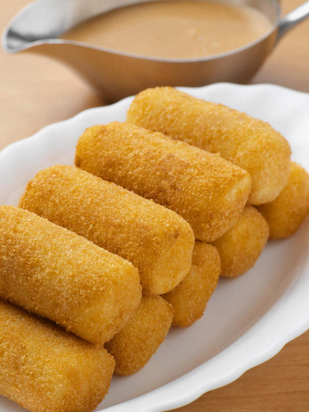 无人,竖图,俯视,室内,特写,白天,餐桌,桌子,餐具,金属制品,一把,一排,许多,阴影,整齐,反射,金属,叉子,碟子,盘,影子,陶瓷,调料,酱料,酱汁,佐料,陶瓷制品,调味品,调味料,酱,排列,一个,盘子,容器,碟,碗,纸巾,单个,餐台,储藏,堆,储存,队列,玉米棒,餐叉,进餐用具,彩图,高角度拍摄,贮存