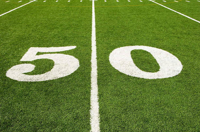 无人,足球场,横图,俯视,室外,特写,白天,草地,草坪,植物,标志,界线,数字,文字,字符,标识,草,绿色,阿拉伯数字,界限,边界,绿茵场,彩图,高角度拍摄,足球比赛场地