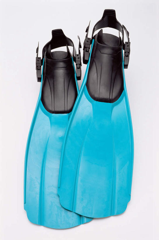 游泳,无人,竖图,俯视,室内,特写,白天,白色背景,锻炼,运动,静物,阴影,反射,影子,运动器械,两个,蓝色,健身器械,潜水,摄影,影棚,脚蹼,健身器材,潜水运动,体育,彩图,高角度拍摄,影棚拍摄,健身,拍摄,运动器材