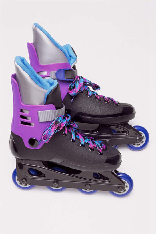 无人,竖图,俯视,室内,特写,白天,白色背景,锻炼,运动,滚轴溜冰,静物,一双,阴影,反射,影子,旱冰鞋,溜冰鞋,运动器械,紫色,黑色,健身器械,轮滑鞋,摄影,影棚,健身器材,单排轮滑,体育,溜冰,轮滑,彩图,高角度拍摄,影棚拍摄,健身,拍摄,运动器材