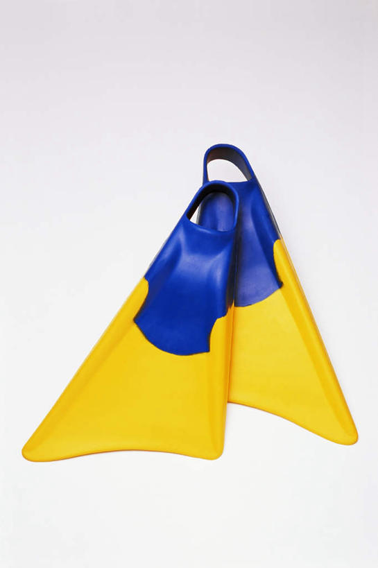 游泳,无人,竖图,俯视,室内,特写,白天,白色背景,锻炼,运动,静物,一双,阴影,反射,影子,运动器械,黄色,蓝色,健身器械,蛙鞋,潜水,摄影,影棚,脚蹼,潜水装备,健身器材,浮潜,潜水运动,体育,彩图,高角度拍摄,影棚拍摄,健身,拍摄,运动器材