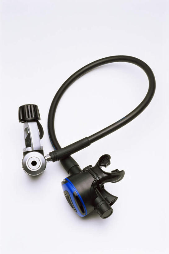 游泳,无人,竖图,俯视,室内,特写,白天,白色背景,锻炼,运动,静物,阴影,反射,影子,塑料,运动器械,一个,塑料制品,健身器械,潜水,摄影,影棚,单个,呼吸管,健身器材,潜水运动,体育,彩图,高角度拍摄,影棚拍摄,健身,拍摄,运动器材